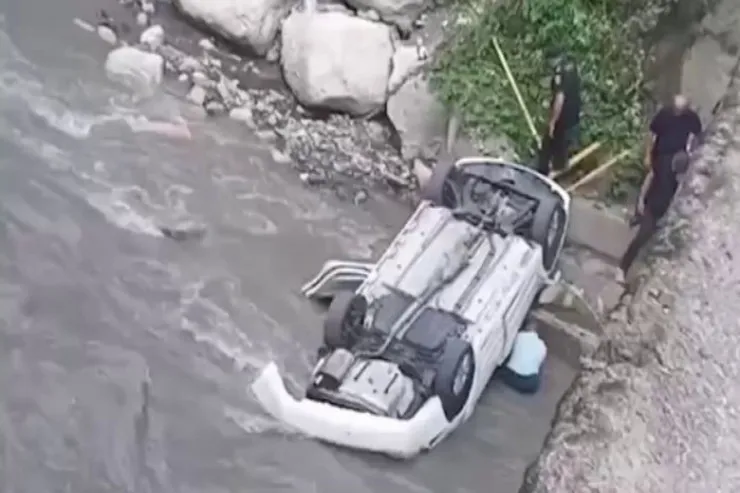 Xaçmazda "Toyota" çaya aşdı:  6 nəfər yaralandı 