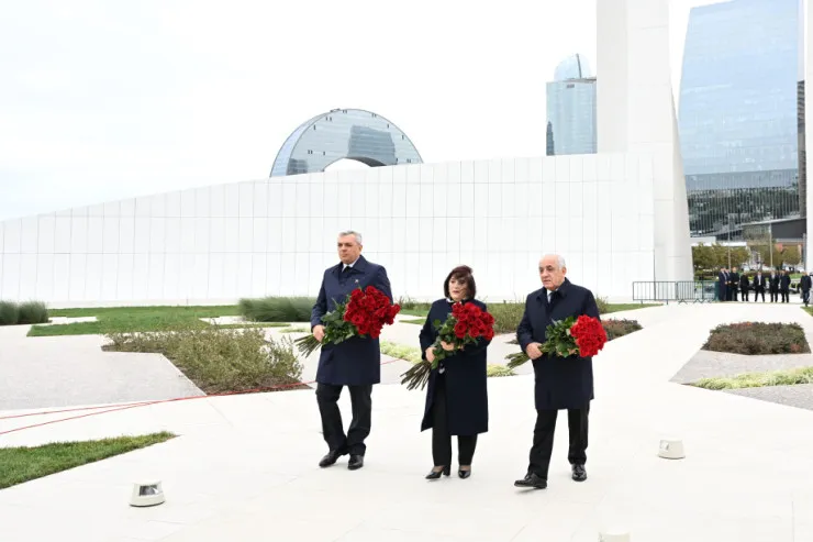 Dövlət rəsmiləri Zəfər abidəsini ziyarət etdi
