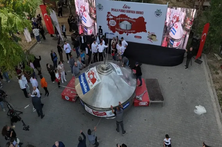 Dünyanın ən böyük qazanında 6 ton düyü bişirildi