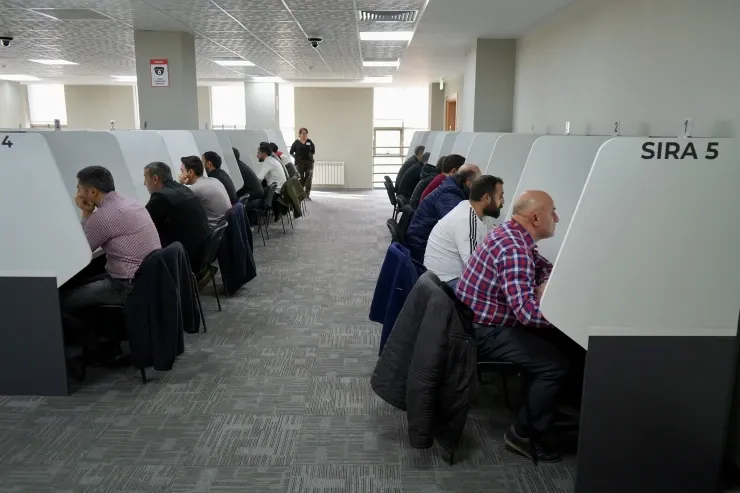 Sürücülər imtahan  verdi