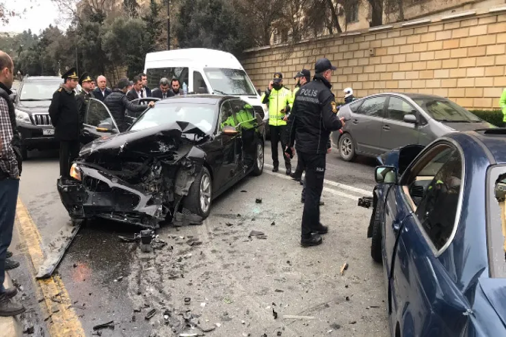 Bakıda DƏHŞƏT:  BMW hasara çırpıldı, sürücü öldü 