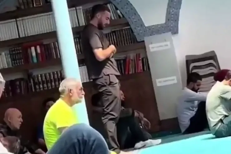 Millinin futbolçusu cümə namazında 