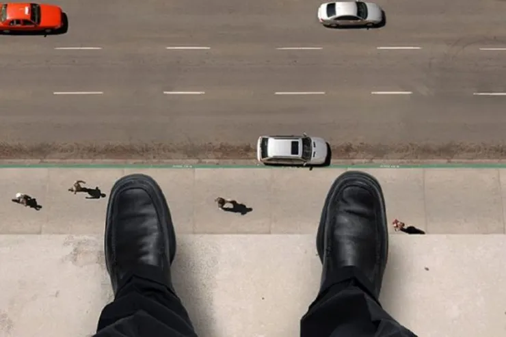 Bu ölkənin səfiri   22-ci mərtəbədən özünü atdı 