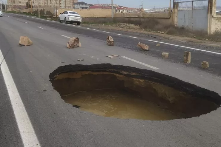 Masazırda yol çökdü  