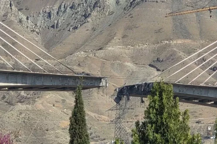 İsrail və ABŞ Kərəclə Tehranı birləşdirən körpünü vurdu - VİDEO 