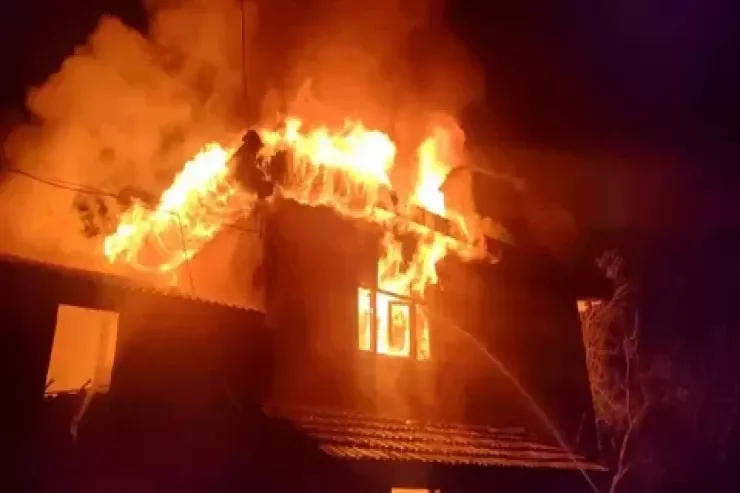 Salyanda yaşayış evi yandı