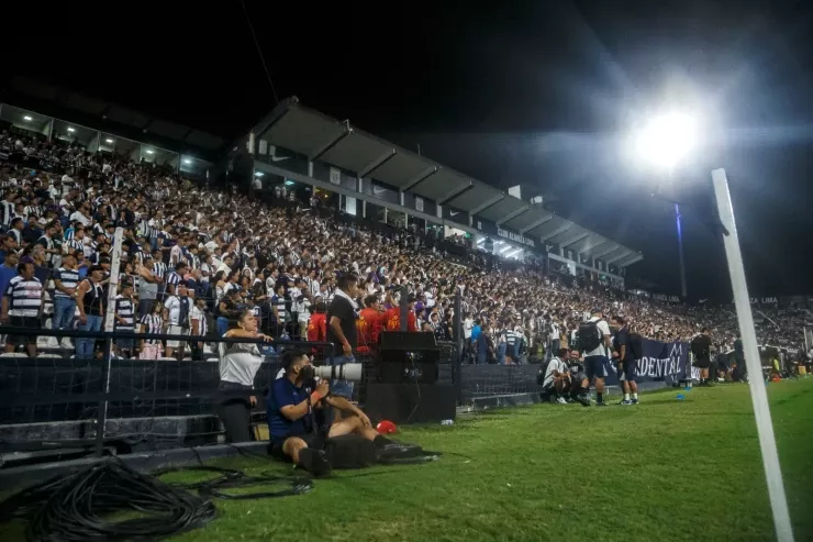 Stadiona o qədər adam gəldi ki, tribuna çökdü: ölən və yaralılar var 