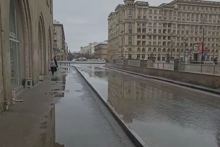 Bakının əsas prospekti yağış sularından təmizləndi -VİDEO 