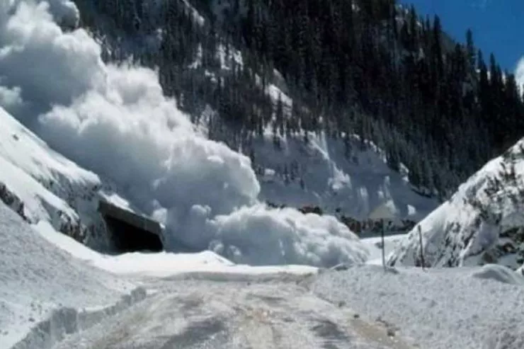 Toğanalı–Kəlbəcər–İstisu yolunda qar uçqunu:   hərəkət məhdudlaşdırıldı -VİDEO 