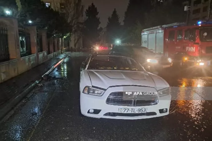 Bakıda maşın qəfildən alışıb yandı - VİDEO 