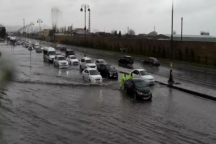 Əksər yollarda tıxac var - SİYAHI 
