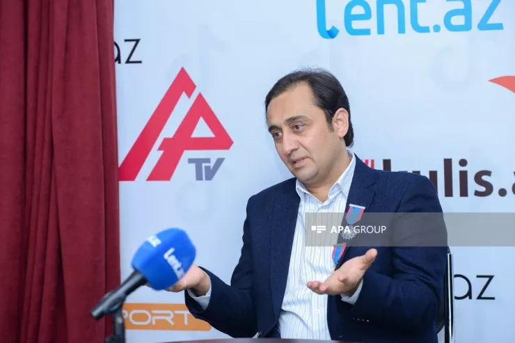 Əməkdar artist Elnur Hüseynov