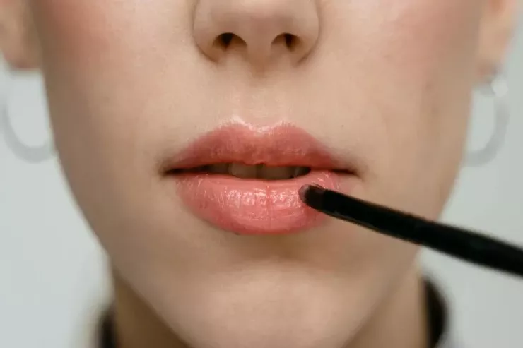 Dodaq balzamı,  göz damcıları , əl kremi -  Zərərli   adi məhsullar