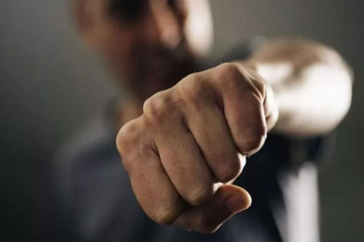 Bakıda müdir maaşını istəyən  işçisini döydü