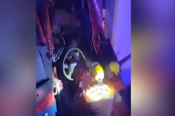 Yaşmada yük maşını qəza törətdi, sürücü belə xilas olundu - VİDEO 