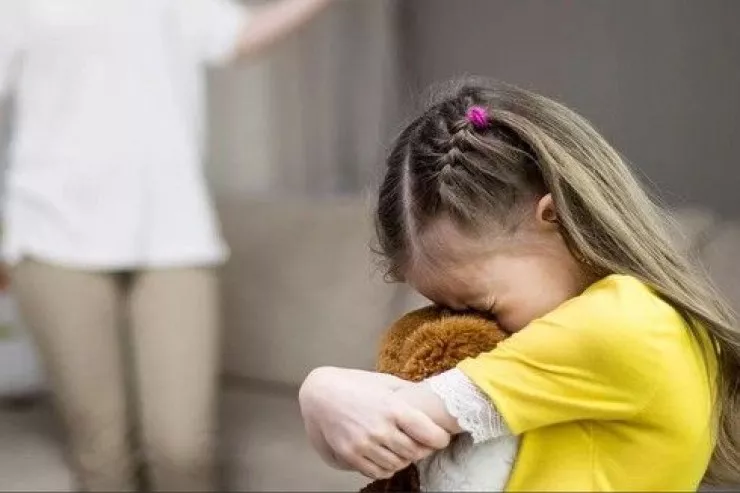 Ana ögey qızını döyüb öldürdü 