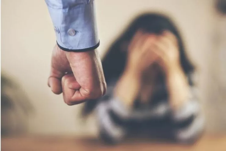 Toydan içkili gəlib arvad-uşağını döydü,  həbs olundu