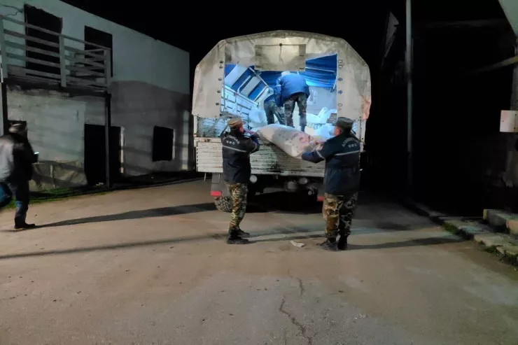 Yolu sıradan çıxan kəndə ərzaq göndərildi-VİDEO 