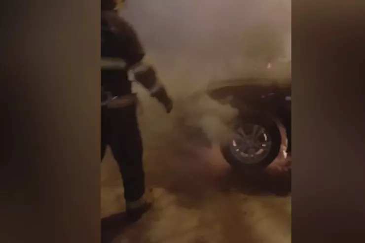 Bakıda maşının motorxanası yandı - VİDEO 