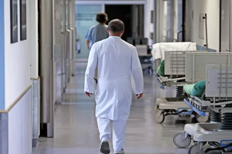 Özəl, yoxsa dövlət xəstəxanası? - "Orada xəstələrə  münasibət yaxşıdır" 