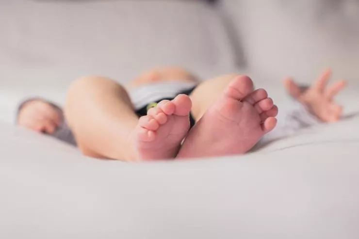 Bakıda FACİƏ:  1 yaşlı uşaq qızdırmadan öldü  