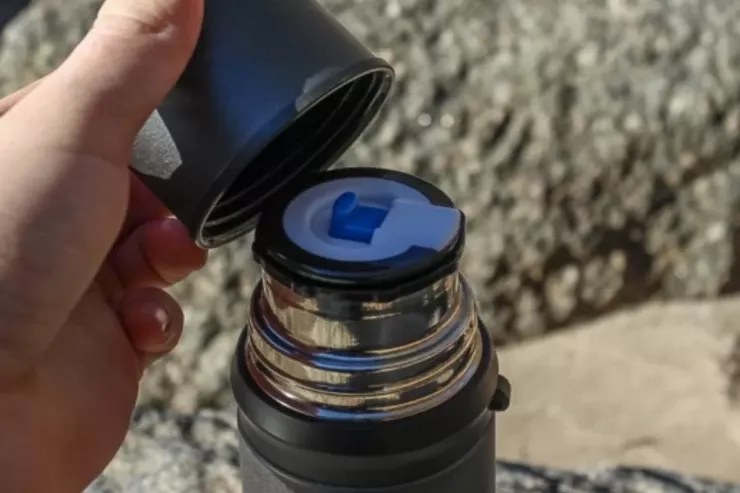 Sinif yoldaşını yandıran şagird spirti termosa töküb gətiribmiş - TƏFƏRRÜAT  - VİDEO 