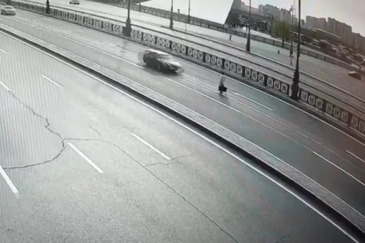 "Koroğlu"da yolu keçən qadını maşın belə vurdu - ANBAAN VİDEO 