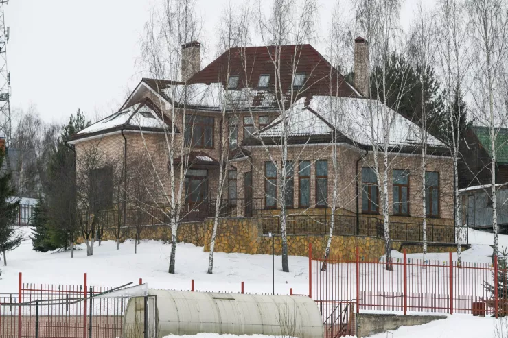 Bakıda doğulan  Xalq atisti 2 milyon CƏRİMƏLƏNƏ bilər:   bağ evindən çaya çirkab axıdıb