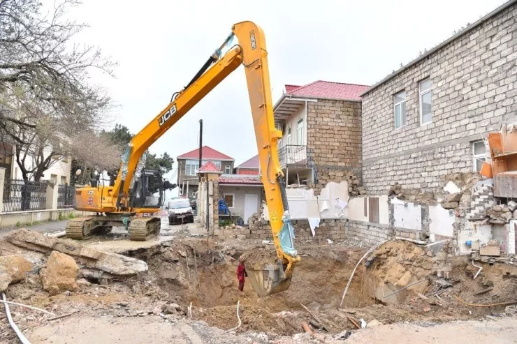 Keşlədə kollektorun üzərində tikildiyi üçün sökülmüş evin sakinlərinə birdəfəlik maddi yardım  ödəniləcək