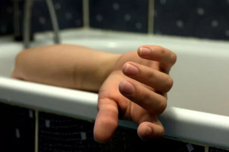 Bakıda gənc oğlanla yeniyetmə qız hamamda zəhərləndi,  biri öldü