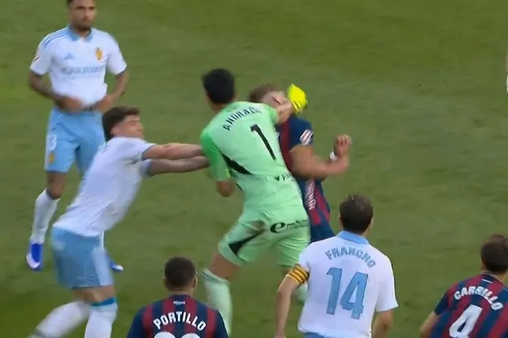 Rəqibini yumruqlayan qapıçıya  heç vaxt unuda bilməyəcəyi  CƏZA