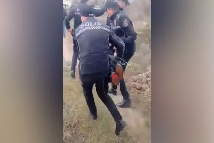 Polis kanalda batan azyaşlını belə xilas etdi - VİDEO 