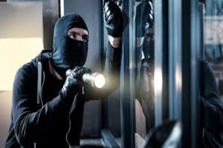 Ucarda mağazanı qarət edən qara maskalılar  TUTULDU