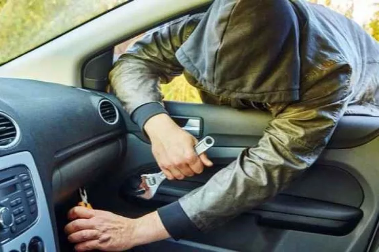 Sürücünü izlədi, marketə düşən kimi maşını qarət etdi 