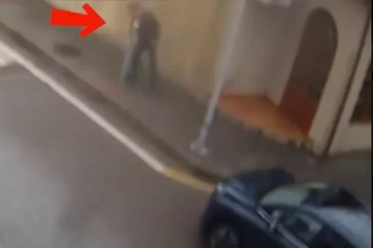 Geriyə dönmək üçün svetaforun işığını  dəyişdi - Bakıda kuryoz GÖRÜNTÜLƏR 