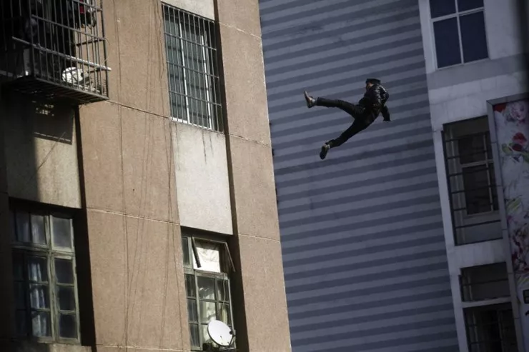 İçki süfrəsində dostunu döyüb 15-ci mərtəbədən atdı - DƏHŞƏTLİ QƏTL 