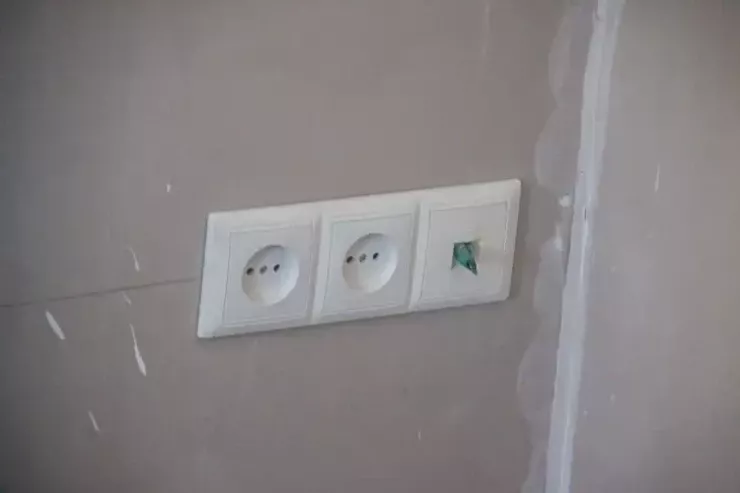 Yataq otağındakı elektrik "rozetkalarının"  narahatedici olmasının  SƏBƏBİ 