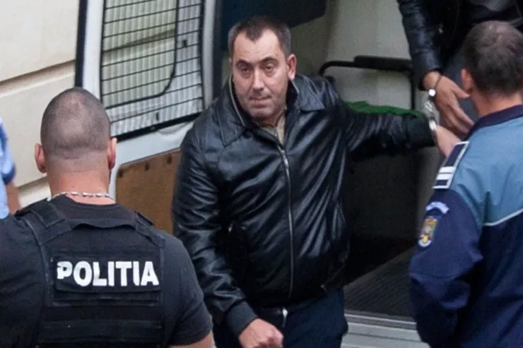 "Patron" ləqəbli "qanuni oğru" Londonda TUTULDU:  limuzindən zorla çıxarıldı