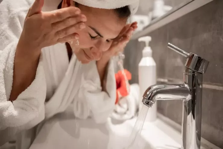 15 yaş cavanlaşmaq  - Qırışlardan qurtulmaq üçün üzünüzü duzla  necə yumalısınız?