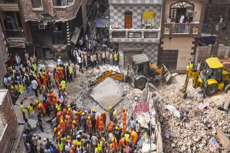 Hindistanda bina uçdu:  yaralılar var