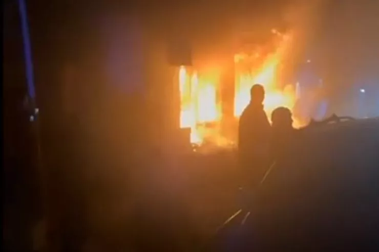 Müştərilər içəridə olarkən obyekti yandıraraq qapıları bağladılar  