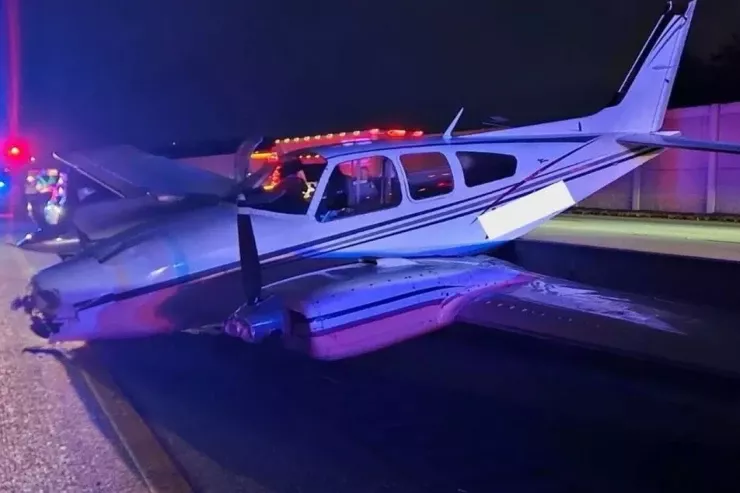 ABŞ-da təyyarə maşın yoluna məcburi endi:  yaralılar var