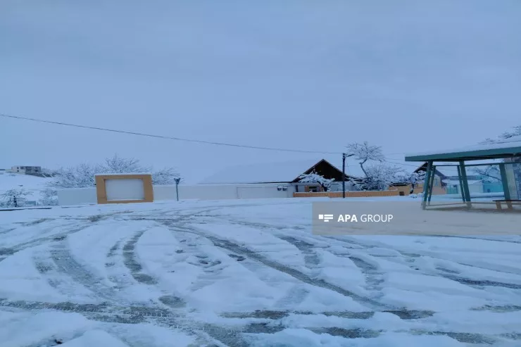 Qərb bölgəsinə güclü qar yağdı 