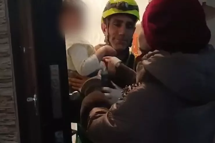 Xırdalanda bağlı qapı arxasında köməksiz qalan azyaşlı xilas edildi -VİDEO 