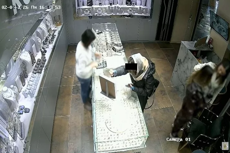 Bakıda qızıl dükanlarına qənim kəsilən qadın KAMERALARA DÜŞDÜ 