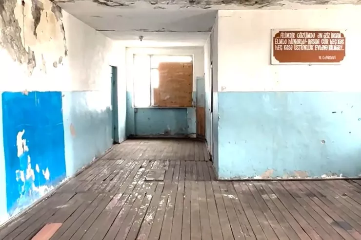Qapısız siniflər, çatlayan divarlar - BU MƏKTƏBDƏ TƏHLÜKƏ 