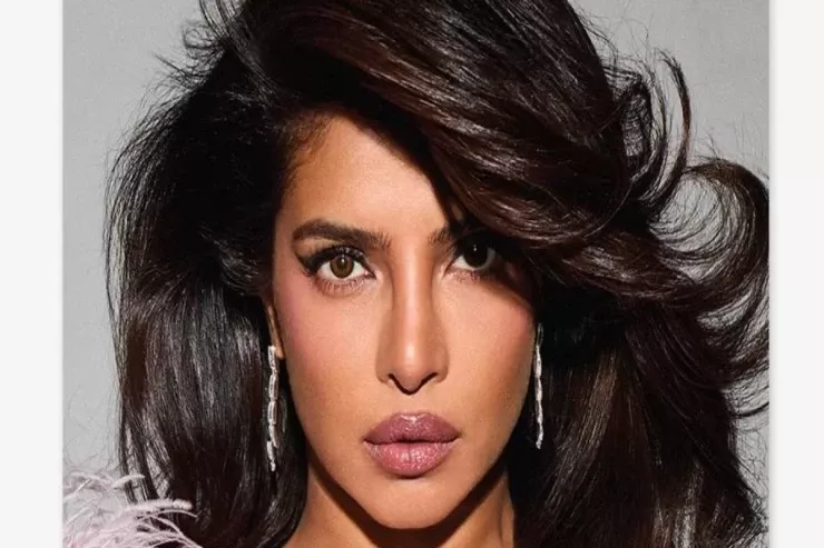 43 yaşlı ULDUZ çəhrayı geyimi  ilə pozalar verdi