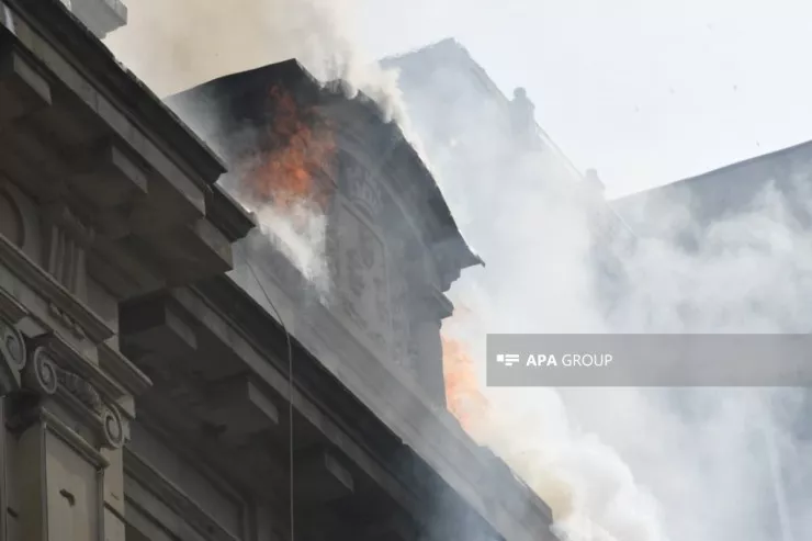 Bakının mərkəzində bina yandı,  xəsarət alan var - VİDEO  - YENİLƏNİB 