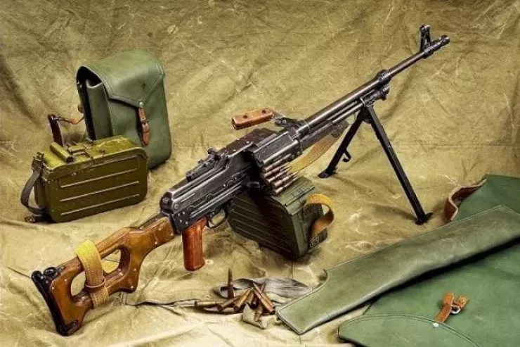 Polis çoxlu silah-sursat yığdı: avtomat, pulemyot, qumbara... 