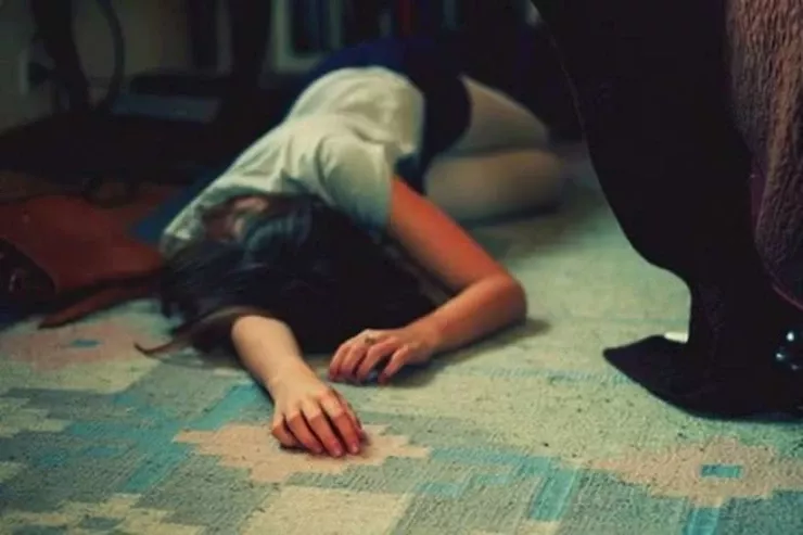 Şortik geyinən anasını  oteldə öldürən oğul HAKİM QARŞISINDA